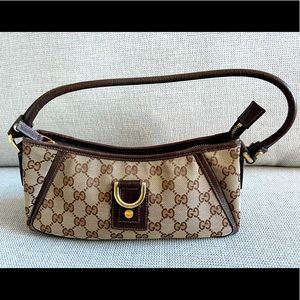 Gucci clutch w zipper closure